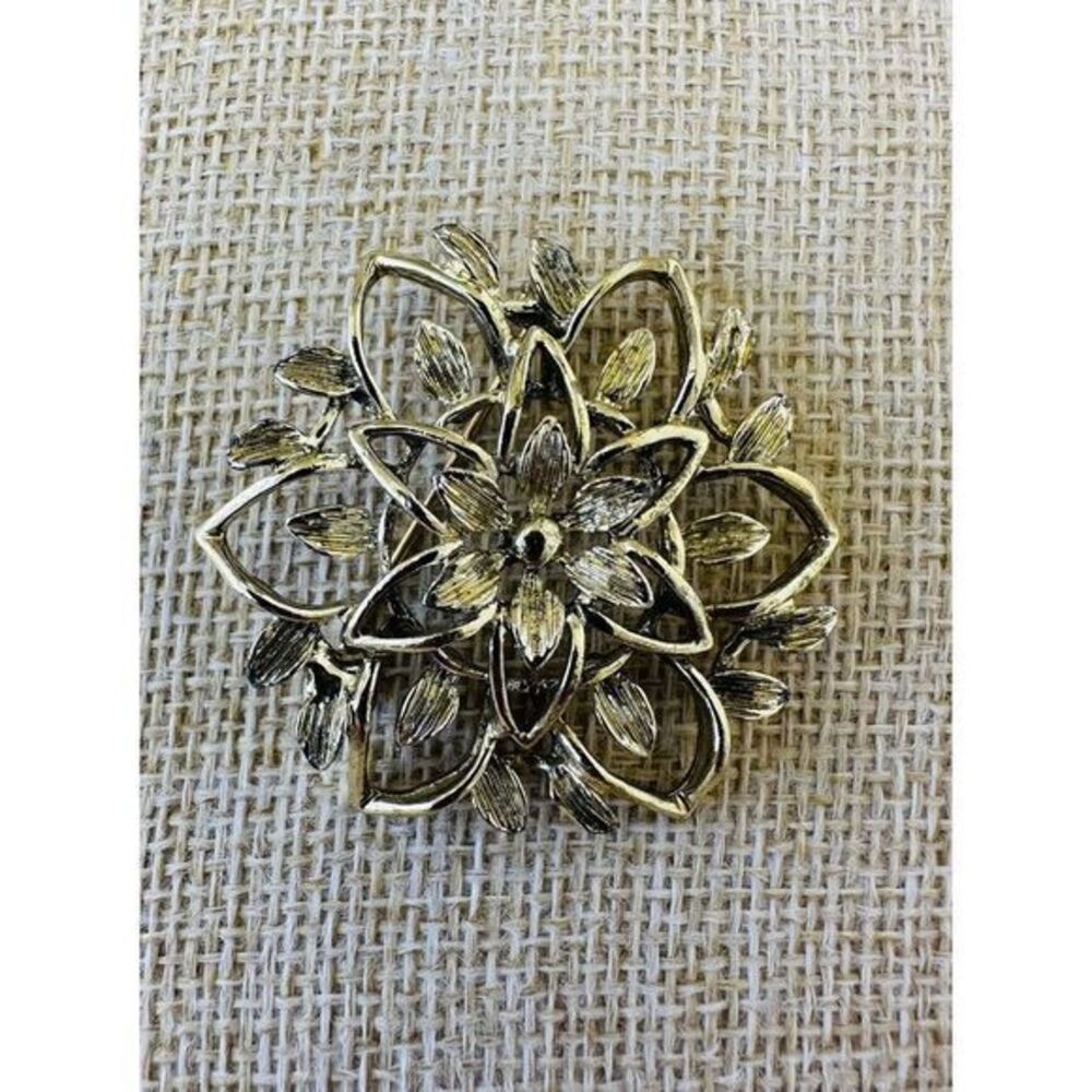 Vintage Sarah Coventry Gold Tone Textured Finish Leaves‎ Flower Shape Brooch Pin